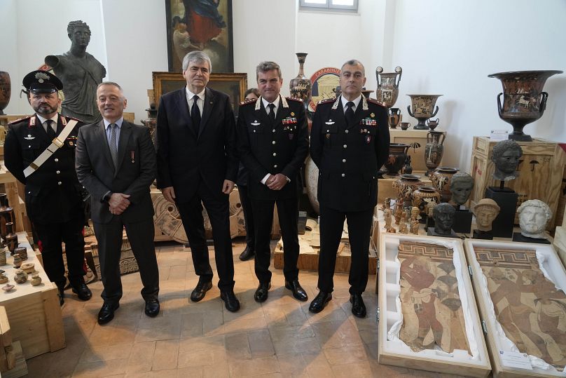 Imagen de Matthew Bogdanos, Gianmarco Mazzi, subsecretario del Ministerio de Cultura de Italia, y Massimo Mennitti y Francesco Cargaro, generales de los carabinieri.