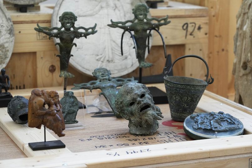 Unas 600 obras de arte robadas y devueltas por Estados Unidos al Departamento de los carabinieri italianos para la Protección del Patrimonio Cultural se exponen en Roma.