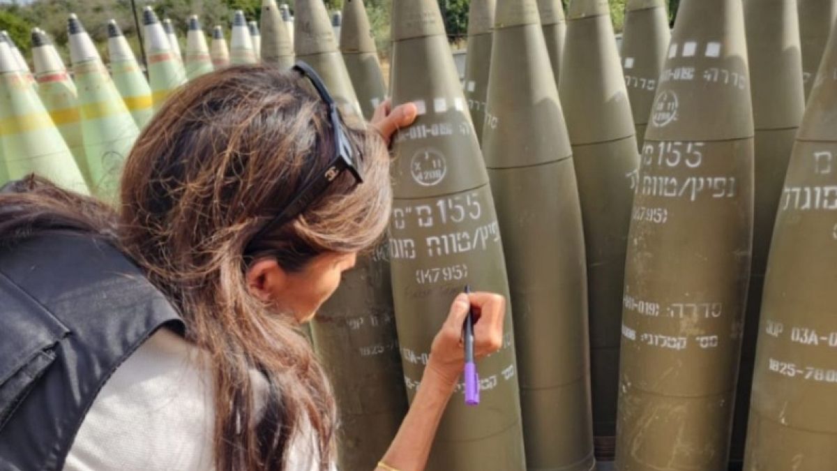 ABD'nin eski BM Temsilcisi Nikki Haley, İsrail'de top mermisine 'Bitirin onları' yazdı | Euronews