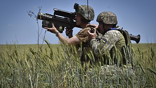 Militares ucranianos procuram um alvo com um lançador de mísseis de defesa aérea Stinger dos EUA na linha da frente na região de Zaporizhzhia, Ucrânia, terça-feira, 28 de maio