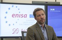 Ο εκτελεστικός διευθυντής του ENISA, Γιούχαν Λεπάσαρ, στα γραφεία του οργανισμού στην Αθήνα
