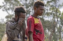 Κάτοικοι στην περιοχή της καταστροφής μετά την κατολίσθηση στην Παπούα Νέα Γουινέα