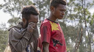 Κάτοικοι στην περιοχή της καταστροφής μετά την κατολίσθηση στην Παπούα Νέα Γουινέα