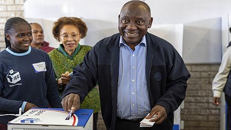 الرئيس سيريل رامافوزا يدلي بصوته في الانتخابات البرلمانية