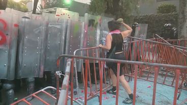 اشتباكات بين متظاهرين وقوى الأمن أمام السفارة الإسرائيلية في المكسيك