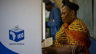 Una donna riempie la scheda per votare nelle elezioni in Sudafrica (29 maggio 2024)