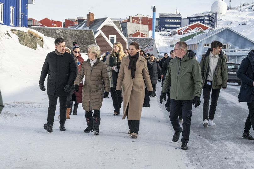 Ursula von der Leyen (zweite von links), Grönlands Premierminister Mute B. Egede (links) und Dänemarks Ministerpräsidentin Mette Frederiksen (Mitte) im März 2024 in Grönland.
