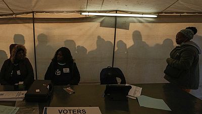 Trabajadores electorales se preparan para abrir el colegio electoral para las elecciones generales en Alexandra, cerca de Johannesburgo, el miércoles 29 de mayo de 2024.