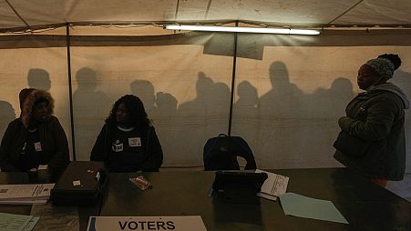 Trabajadores electorales se preparan para abrir el colegio electoral para las elecciones generales en Alexandra, cerca de Johannesburgo, el miércoles 29 de mayo de 2024.