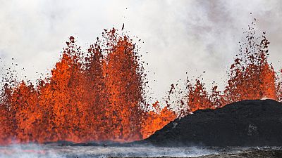 Il momento dell'eruzione del vulcano vicino a Grindavik, in Islanda, il 29 maggio 2024