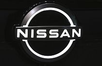  شعار نيسان في المقر الرئيسي العالمي لشركة نيسان موتور، في يوكوهاما، بالقرب من طوكيو. 29 مايو 2024