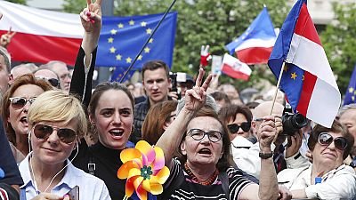Des milliers de Polonais portant des bannières pro-européennes défilent pour célébrer les 15 ans de la Pologne au sein de l'UE