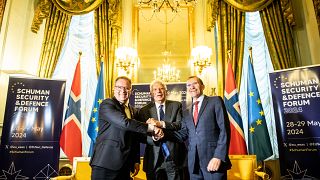 Josep Borrell da UE com o Ministro dos Negócios Estrangeiros da Dinamarca, Espen Barth Eide, e o Ministro da Defesa, Bjørn Arild Gram