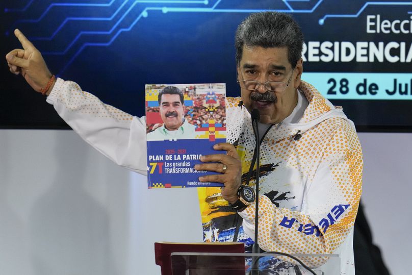 El presidente venezolano, Nicolás Maduro, habla ante la Comisión Nacional Electoral mientras formaliza su candidatura a la reelección.