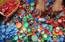 Según un nuevo estudio, los plásticos de colores se descomponen más rápido. 