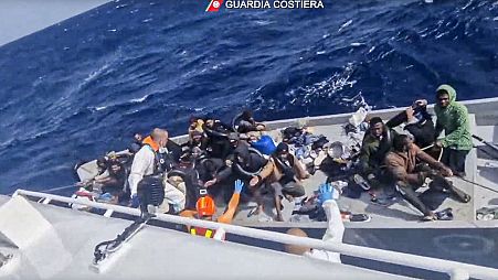 Captura de un vídeo publicado por la Guardia Costera italiana el jueves 11 de abril de 2024, del rescate de un barco con migrantes frente a la isla de Lampedusa
