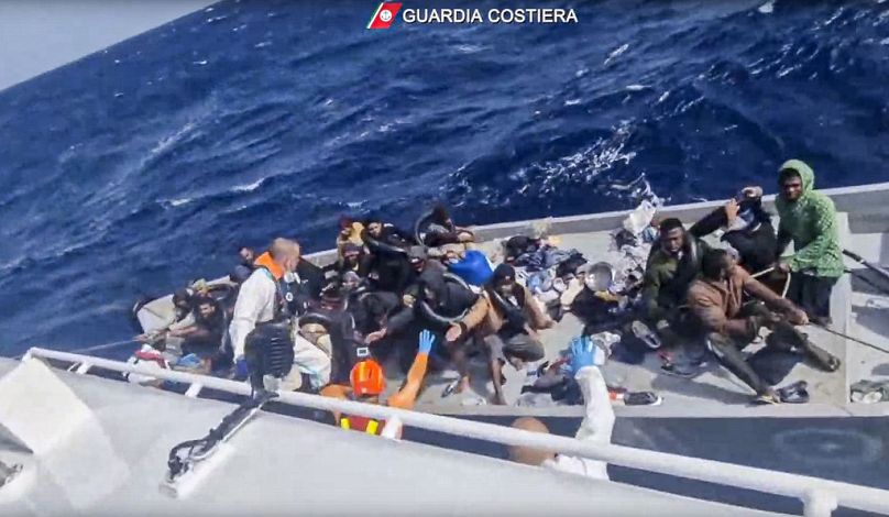 Afrikai menedékkérőket ment az olasz parti őrség Lampedusa szigeténél 2024 tavaszán