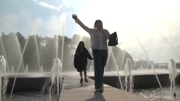 La chaleur anormale à Saint-Pétersbourg incite les habitants à se rafraîchir dans les rivières et les fontaines.