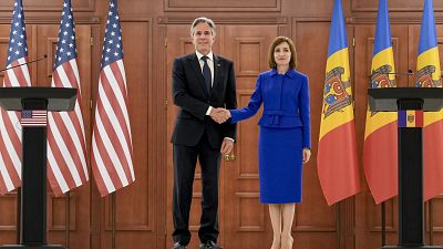 Il segretario di Stato Usa Antony Blinken stringe la mano alla presidente moldava Maia Sandu a Chisinau in Moldova (29 maggio 2024)
