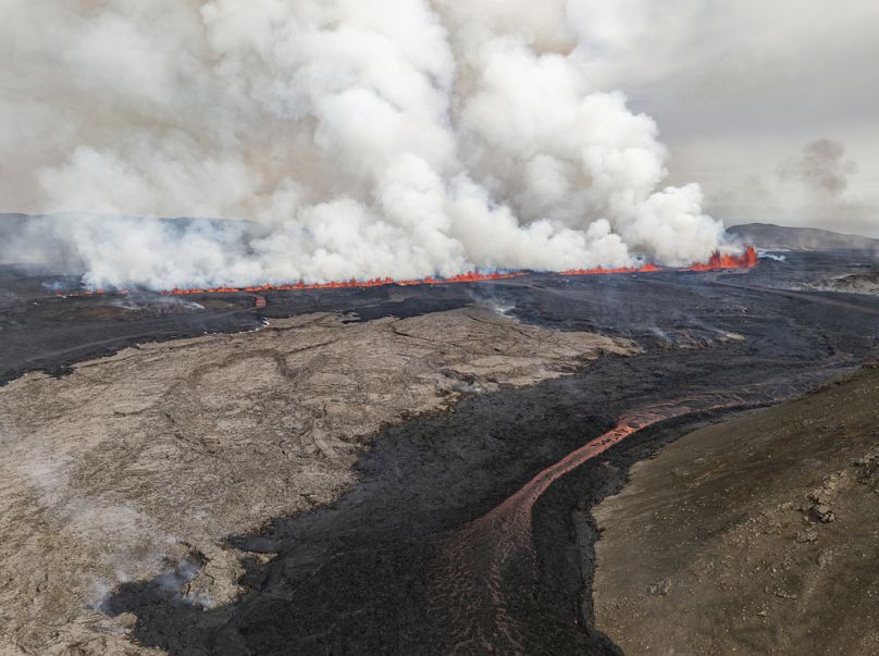 Une fissure éruptive crache de la lave et de la fumée près de Grindavik, en Islande, le 29 mai 2024
