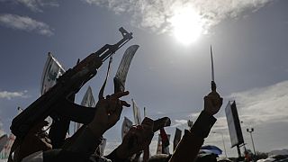 Des partisans houthis crient des slogans lors d'un rassemblement contre les frappes menées par les États-Unis contre le Yémen et en soutien aux Palestiniens