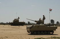 Mezzi corazzati egiziani vicino al valico di frontiera di Rafah tra l'Egitto e la Striscia di Gaza (23 marzo 2024)