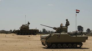 Vehículos blindados egipcios cerca del cruce fronterizo de Rafah entre Egipto y la Franja de Gaza, el 23 de marzo de 2024.