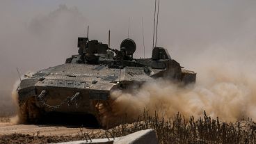 جنود إسرائيليون يقودون ناقلة جنود مصفحة بالقرب من الحدود بين إسرائيل وغزة