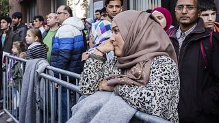 Мигранты, прибывшие в Бельгию, в очереди на оформление документов.