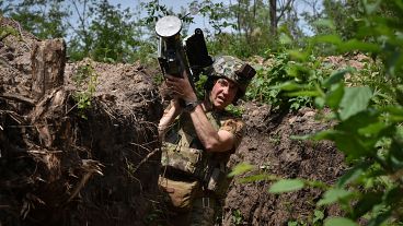 Un militare ucraino trasporta un lanciamissili di difesa aerea Stinger statunitense in una trincea sulla linea del fronte nella regione di Zaporizhzhia, in Ucraina.