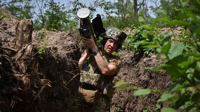 Egy ukrán katona egy amerikai Stinger légvédelmi rakétaindítót hordoz a frontvonalon lévő lövészárokban az ukrajnai Zaporizzsja régióban.