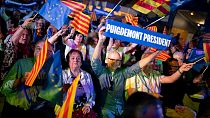 La loi a été soutenue par le gouvernement de coalition de gauche, deux partis séparatistes catalans et d'autres partis plus petits, avec le PP et Vox s'y opposant.