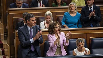 Pedro Sánchez y María Jesús Montero celebran la aprobación de la Ley de amnistía. 