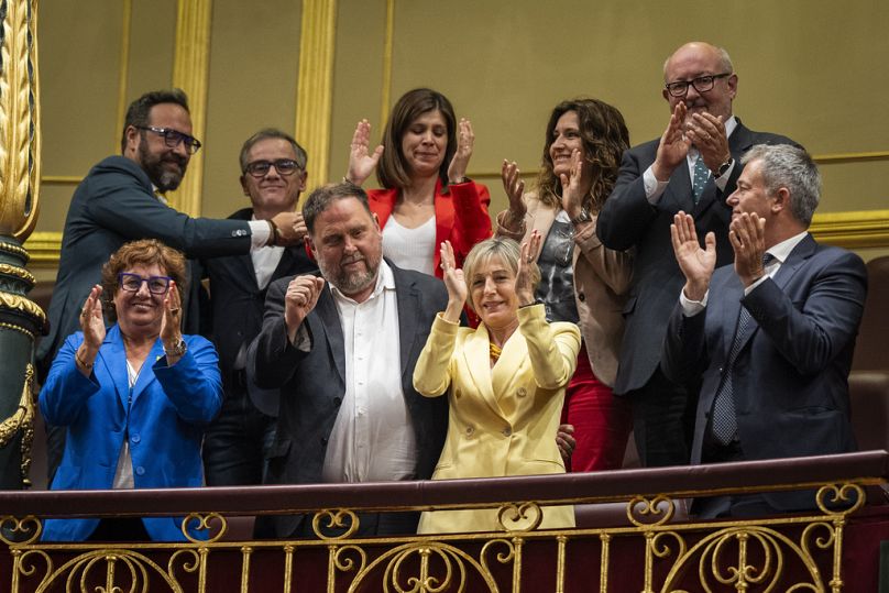Oriol Junqueras y Carmen Forcadell celebran la aprobación de la ley de amnistía desde la tribuna del Congreso de los Diputados. 