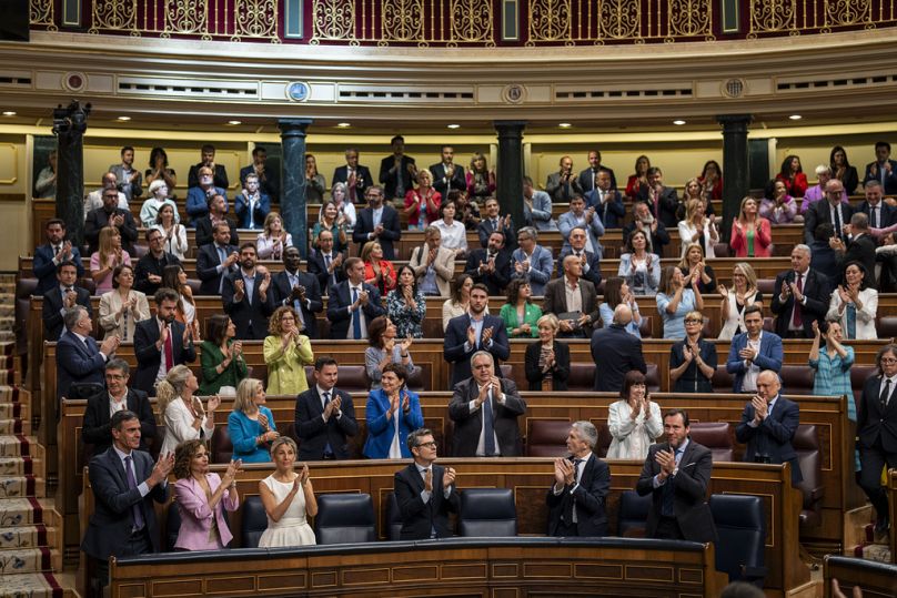 La bancada socialista aplaude la aprobación de la ley de amnistía. 