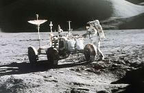 فضانورد جیمز اروین در کنار یک ارابه ماه‌نورد روی سطح ماه در سال ۱۹۷۱ میلادی