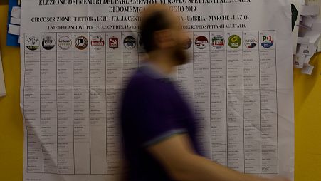 Un elettore arriva in un seggio elettorale di Roma nelle scorse elezioni europee (26 maggio 2019)