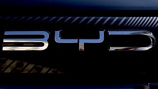 El logotipo del fabricante de automóviles chino BYD se muestra en un coche BYD Seal durante el salón del automóvil IAA en Múnich, Alemania, el viernes 8 de septiembre de 2023.