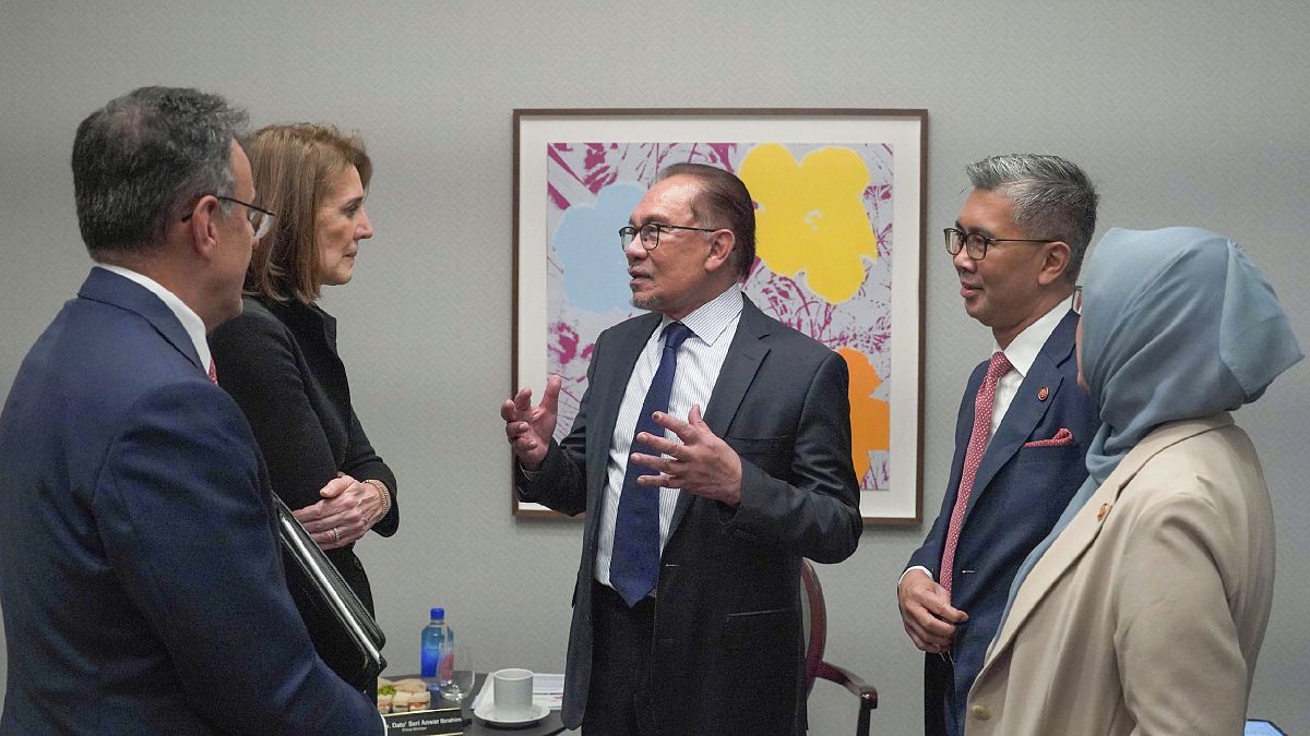 Ο πρωθυπουργός της Μαλαισίας Anwar Ibrahim, στο κέντρο, συνομιλεί με τη Ruth Porat, δεύτερη αριστερά, πρόεδρο και οικονομικό διευθυντή της Alphabet Inc., στη Νέα Υόρκη, Νέα Υόρκη.