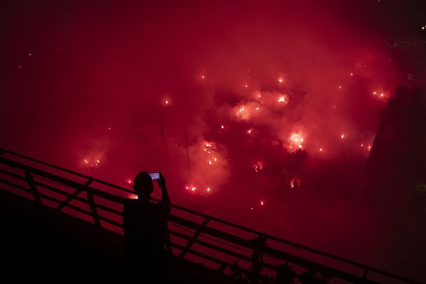 Les supporters de l'Olympiakos F.C. célèbrent la victoire lors de la finale de la Ligue de conférence contre la Fiorentina, en Grèce, le 29 mai 2024