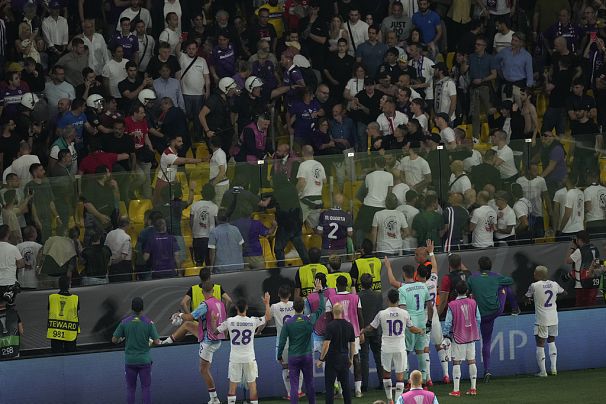Les joueurs de la Fiorentina tentent de désamorcer les affrontements entre leurs supporters et la police à la mi-temps