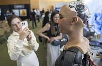 Το ανθρωποειδές ρομπότ Sophia απεικονίζεται κατά τη διάρκεια της παγκόσμιας διάσκεψης κορυφής της ITU AI for Good στη Γενεύη της Ελβετίας το 2023.