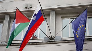 Una bandiera palestinese sventola accanto a quella slovena e a quella dell'Unione europea fuori dal palazzo del governo a Lubiana, in Slovenia, giovedì 30 maggio