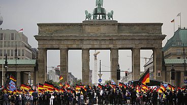  Simpatizantes de la AfD ondean banderas frente a la Puerta de Brandemburgo en Berlín, Alemania.