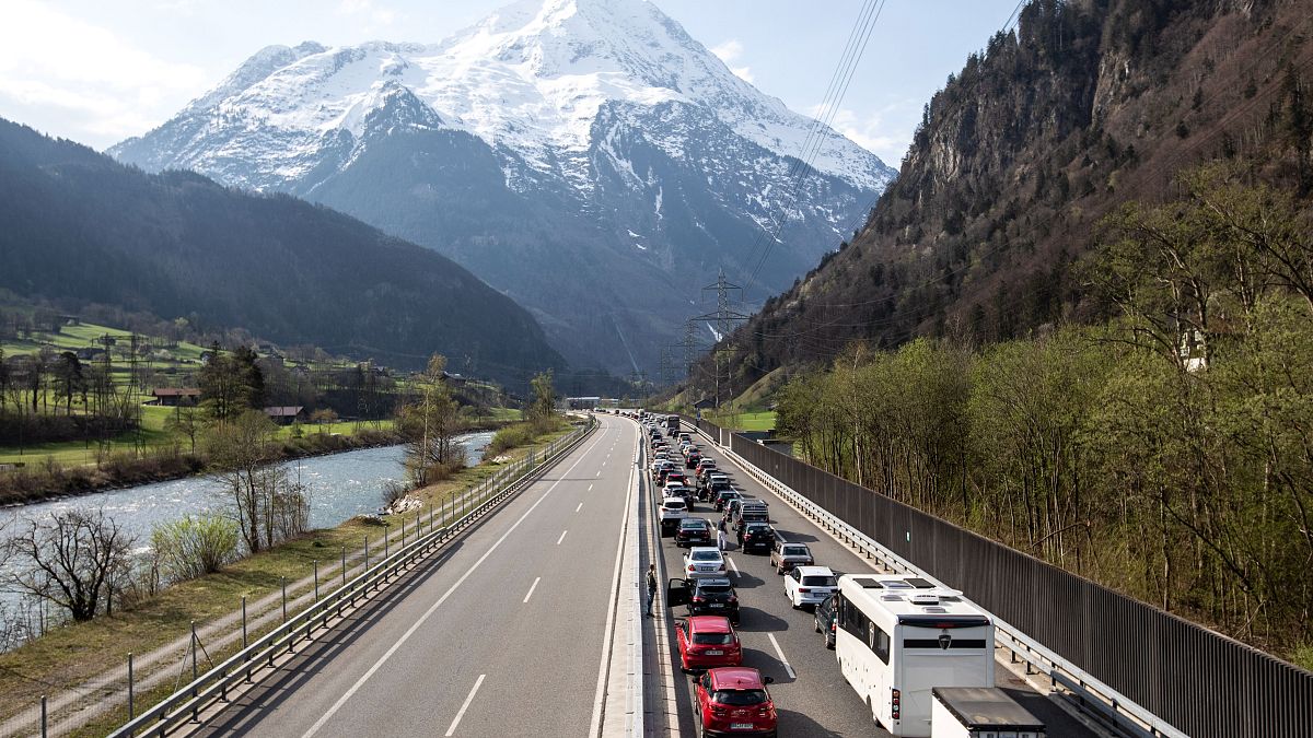 Dugó az autópályán Svájcban, a Gotthard-alagút északi bejárata előtt 2019. április 19-én – képünk illusztráció.