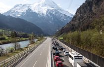Dugó az autópályán Svájcban, a Gotthard-alagút északi bejárata előtt 2019. április 19-én – képünk illusztráció. 
