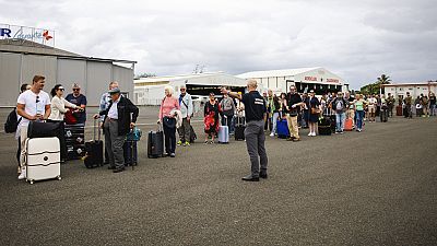 Эвакуация туристов из Новой Каледонии идет медленными темпами, в то время как ситуация на острове, по словам французского премьер-министра, остается напряженной 