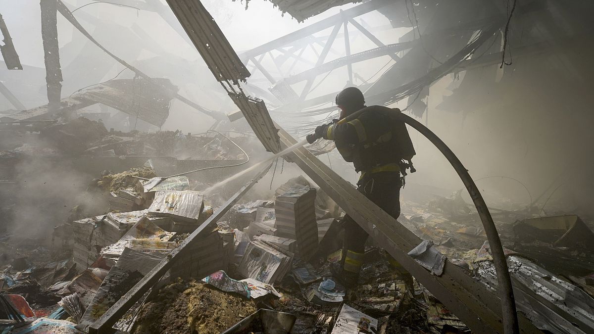 Πυροσβέστες σβήνουν φωτιά μετά από χτύπημα ρωσικού πυραύλου σε μεγάλο τυπογραφείο στο Χάρκοβο, 23 Μαΐου 2024