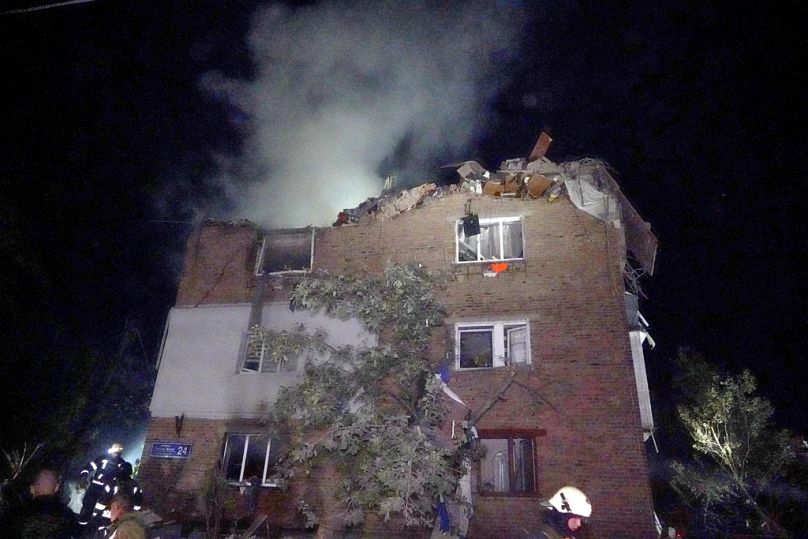 Feuerwehrleute löschen ein Feuer in einem Wohnhaus, das bei einem russischen Raketenangriff in Charkiw, Ukraine, beschädigt wurde, Freitag, 31. Mai 2024.