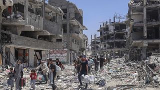 Palestinos caminan entre la destrucción tras una ofensiva aérea y terrestre israelí en Jabaliya, 30 de mayo de 2024.